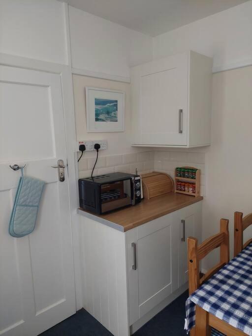 Private Apartment, Parking, Sea And Country Views Lyme Regis Exterior photo